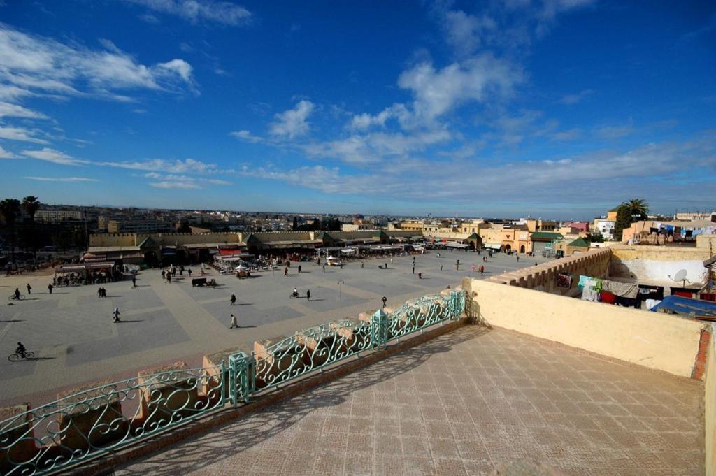 Riad Felloussia مكناز المظهر الخارجي الصورة
